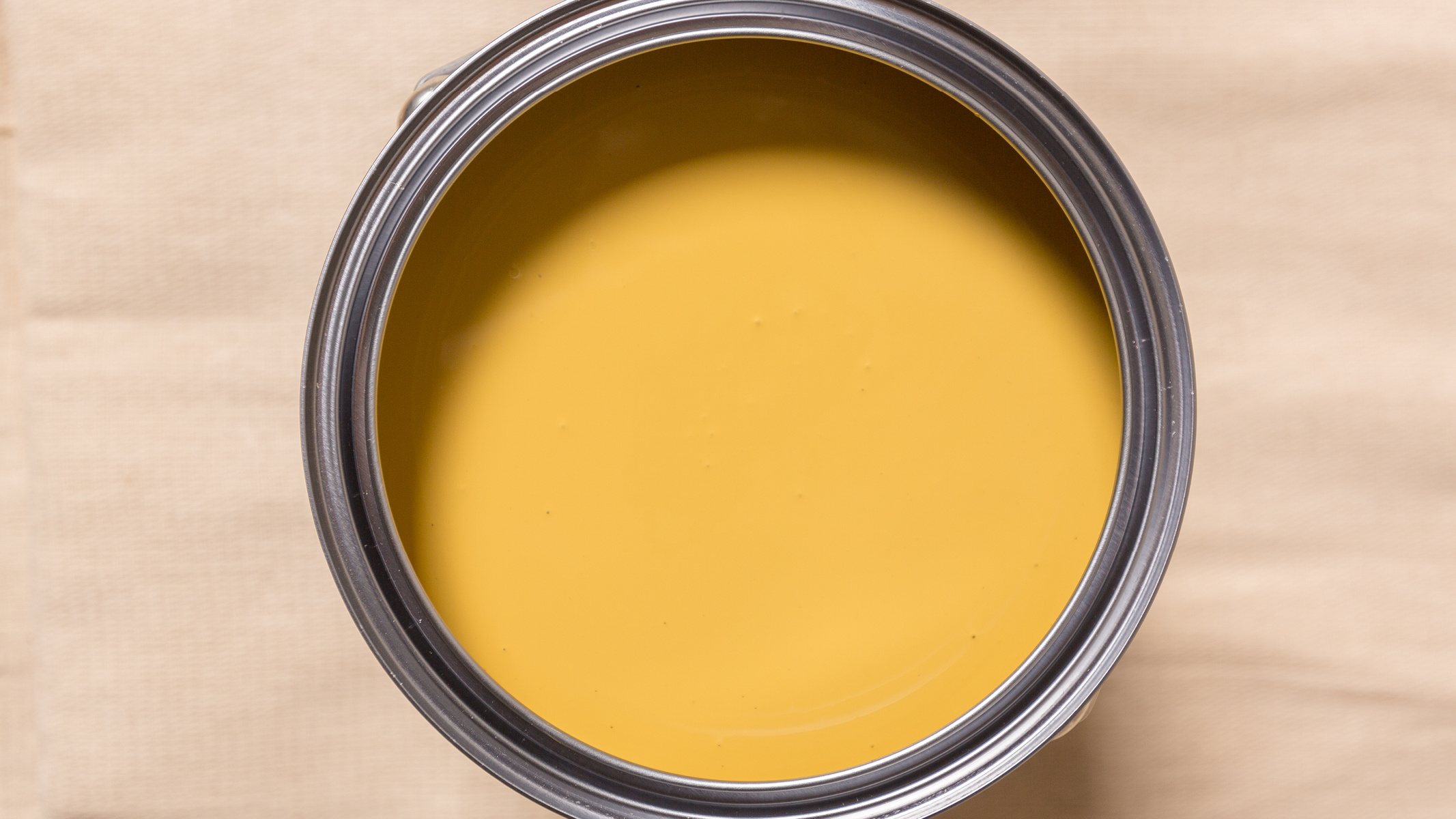 Tất cả các loại Sơn Dulux đều là loại sơn có lượng hợp chất hữu cơ dễ bay hơi (VOC) thấp Hãy lựa chọn một loại sơn gốc nước có lượng hợp chất hữu cơ dễ bay hơi (VOC) thấp, vì các loại sơn này chứa ít dung môi hơn các loại sơn tường gốc dầu. Đây là một sự lựa chọn thông minh cho thợ sơn và chủ nhà.