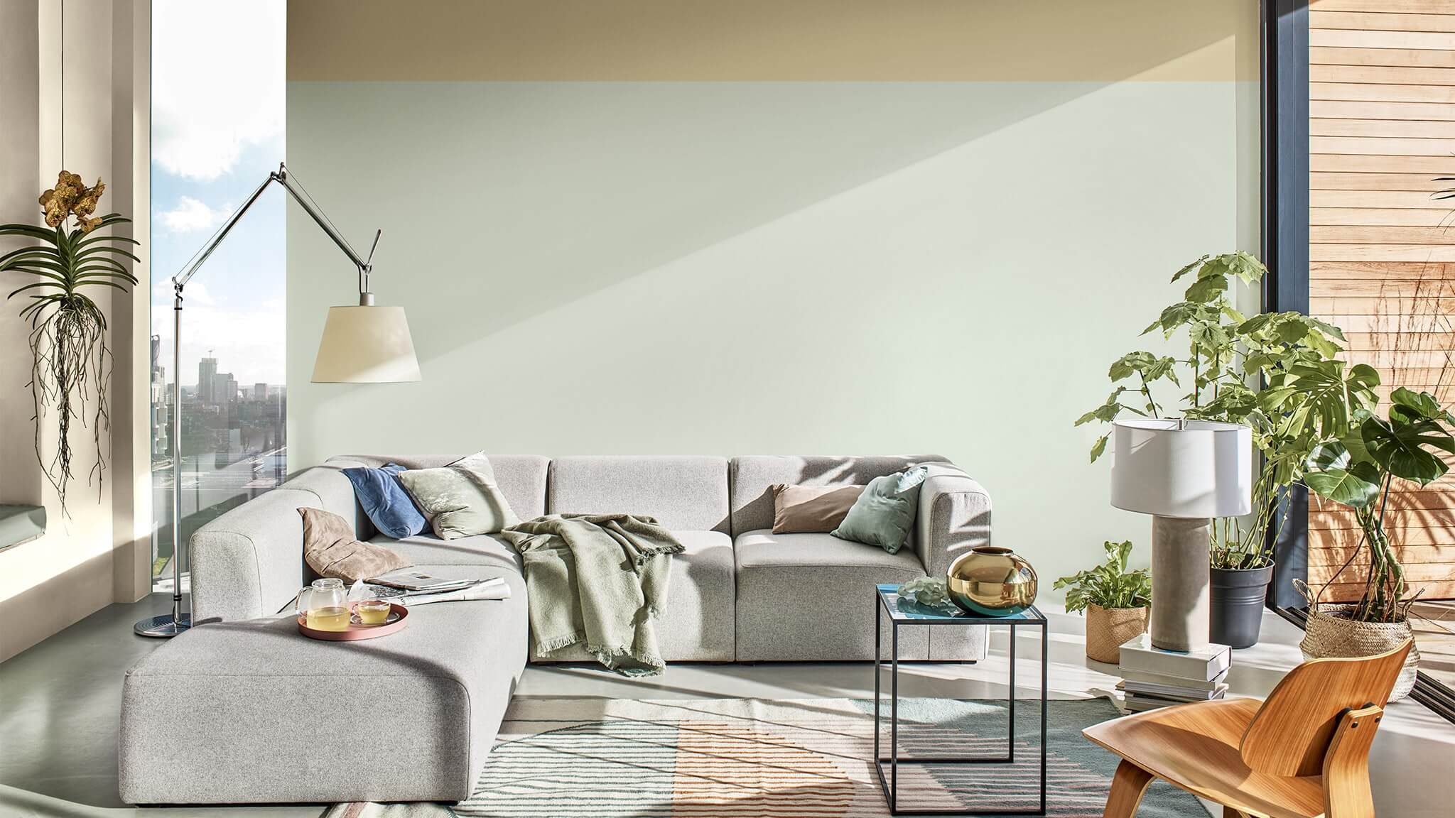 Phòng khách thư thái với bức tường hai màu trong Tranquil Dawn cf20_two-tone_room_2