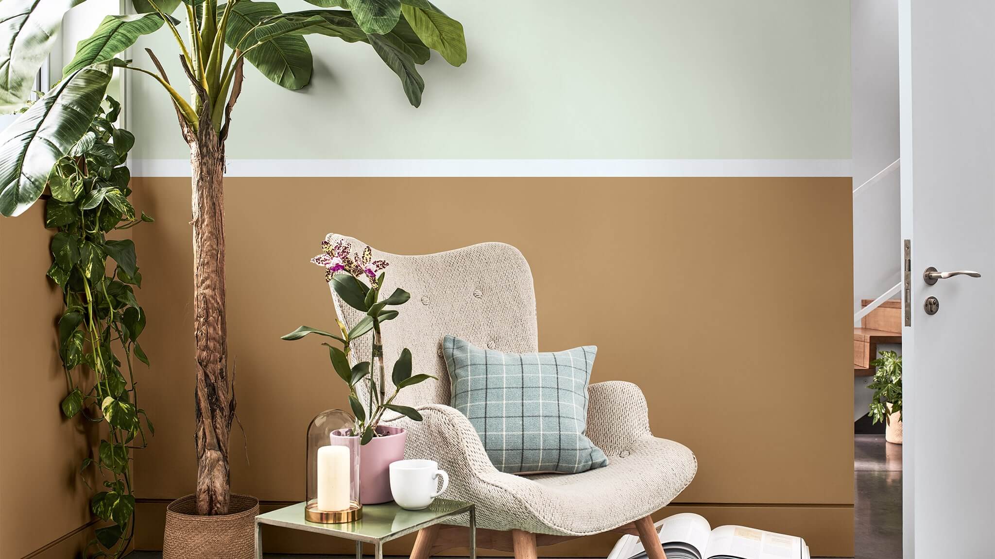 Phòng khách bình yên với bức tường hai màu nâu đất và xanh cổ vịt cf20_two-tone_room_3