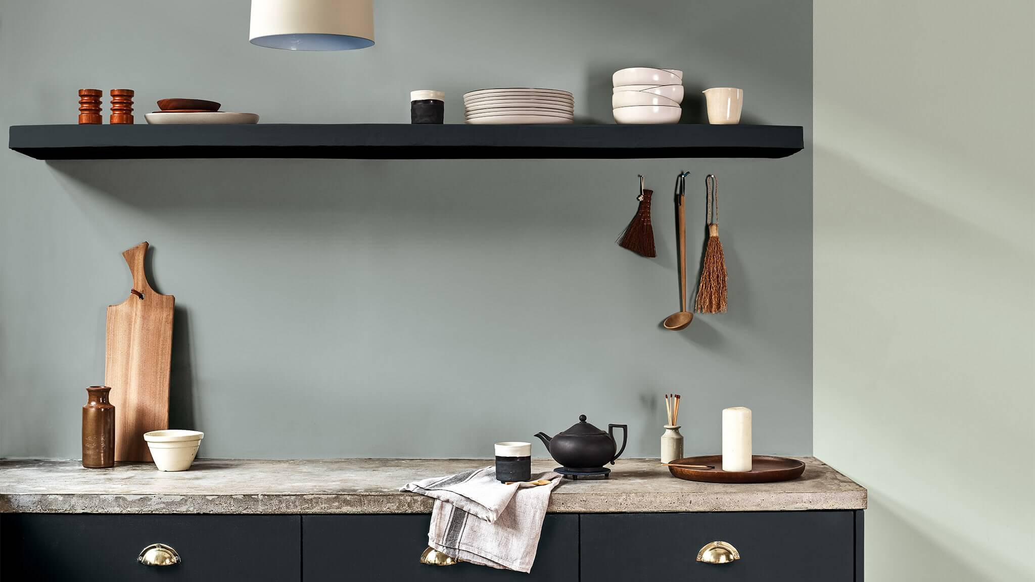 Căn bếp tối giản với tông màu xám và xanh lá cf20_minimal_kitchen