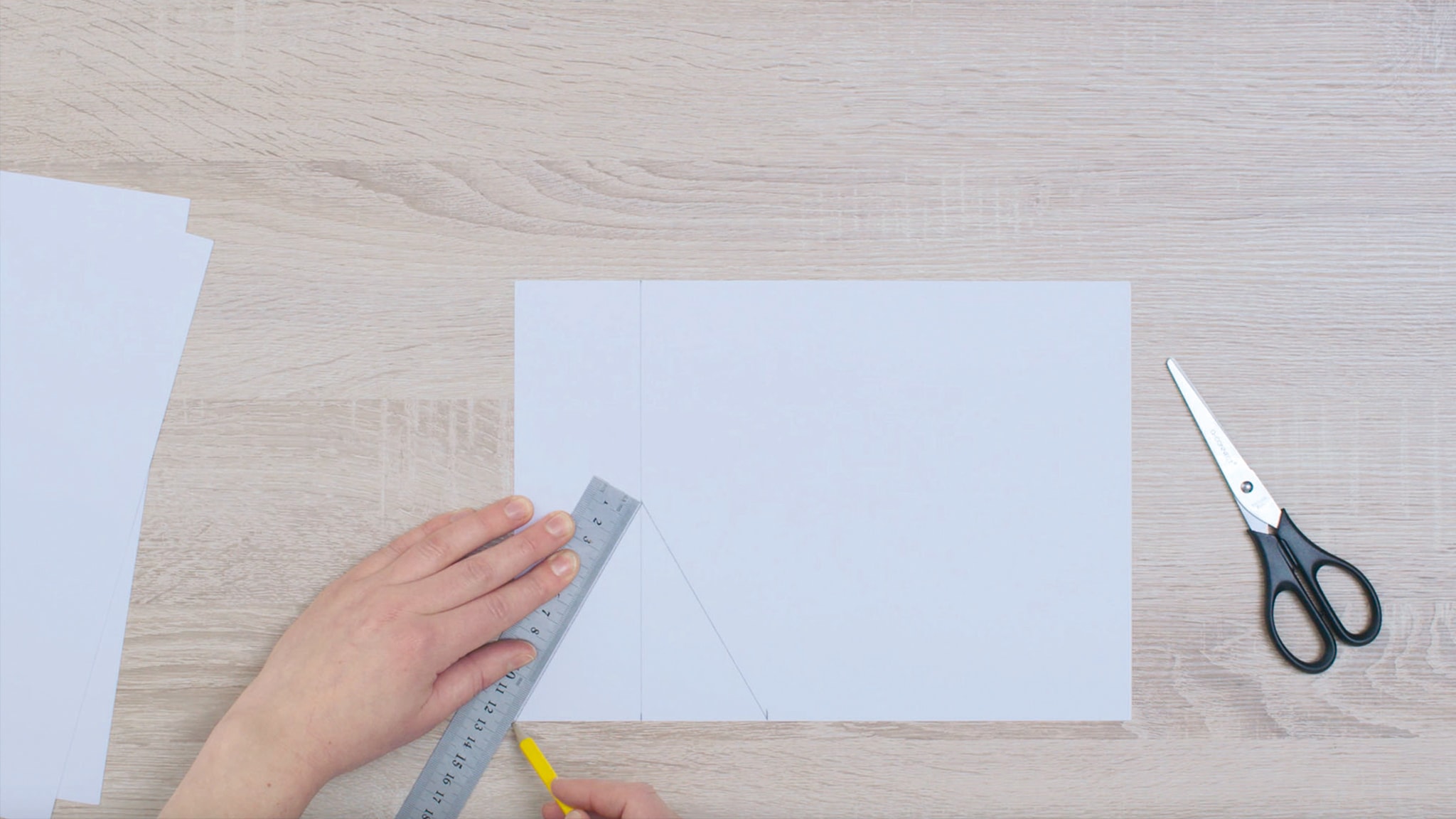 Tạo mẫu hình tam giác Dulux-Mau-tuong-lai-Mau-chu-dao-nam-2019-Cach-lam-to-ong-Viet-nam_4