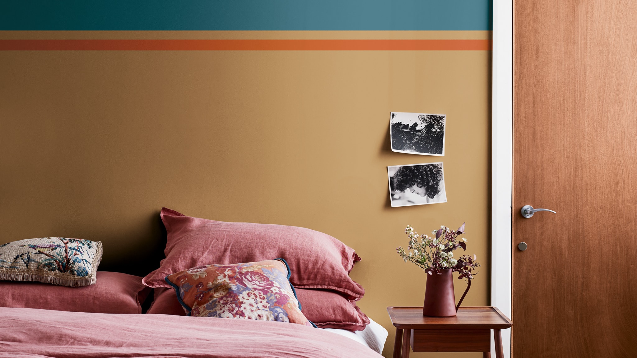 Phòng ngủ ấm cúng màu Nâu Mật Ong Nhạt Dulux-Mau-tuong-lai-Mau-chu-dao-nam-2019-Mot-khong-gian-de-yeu-thuong-Phong-ngu-Cam-hung-Viet-nam-53