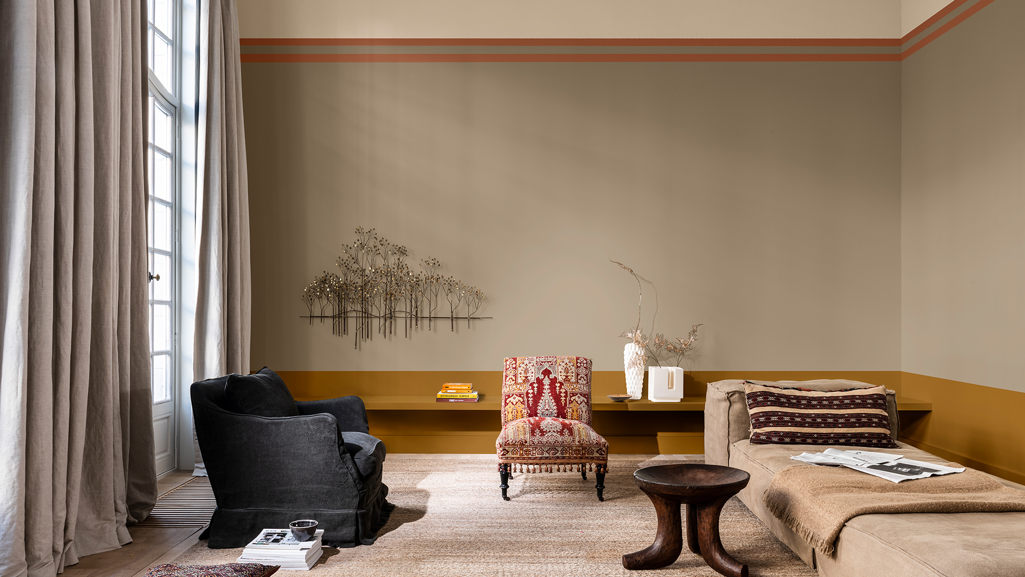 Phòng khách sơn màu Brave Ground có chân tường thấp màu vàng kim và bức tường chia đôi màu kem ở phía trên Dulux_CF21_Colour_of_the_year_Timeless_colors_global_1