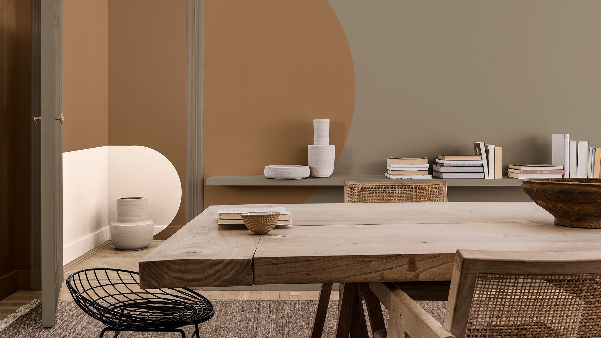 Phòng ăn với các vòm sơn họa tiết màu kem và nâu trên tường Dulux_CF21_ Colour_of_the_year_Timeless_colors_global_3