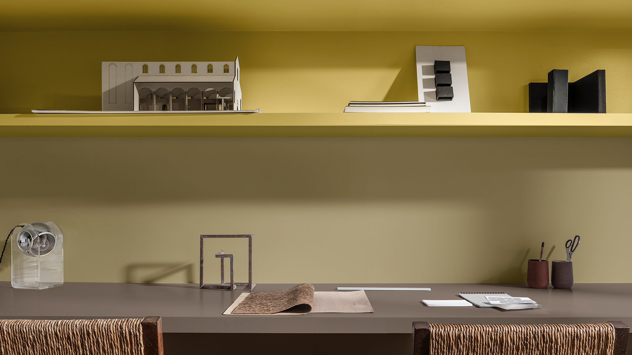 Kệ học tập sơn màu vàng và Brave Ground, cùng hai chiếc ghế có tựa bằng vải dệt. Dulux_CF21_ Colour_of_the_year_Timeless_colors_global_4