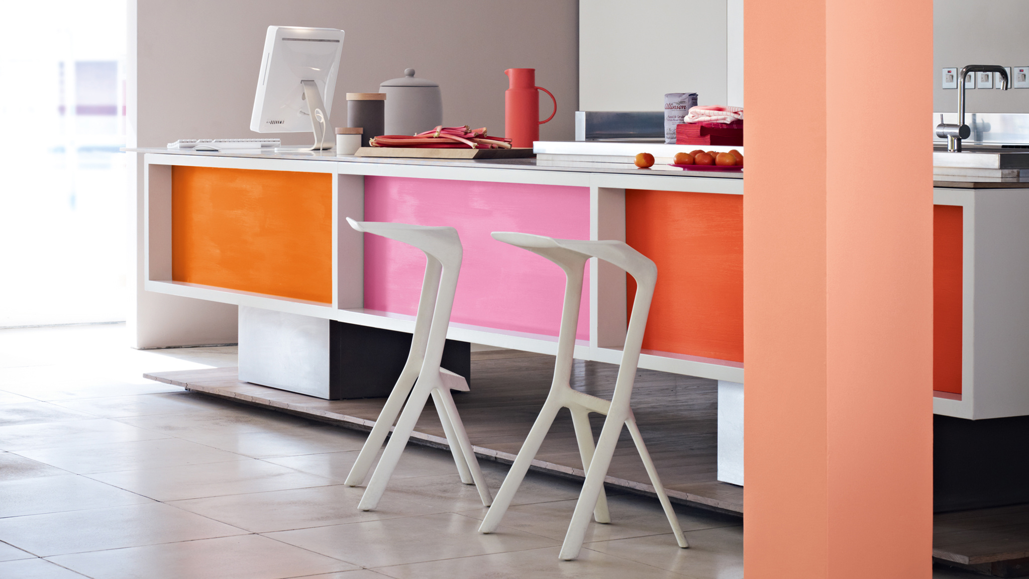 Dung mau khoi trong trang tri Bạn có thể sơn một màu lên tường sau ghế sofa, sau đó chọn một màu cùng tông cho tường xung quanh cửa sổ và màu khác cho các hốc tường trong phòng.