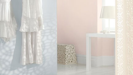 Mau sac nhat phan chieu anh nang Hãy tận dụng ánh sáng tự nhiên và sử dụng các tông màu nhạt phản chiếu ánh sáng vào phòng, tạo cảm giác tươi sáng, thoáng mát