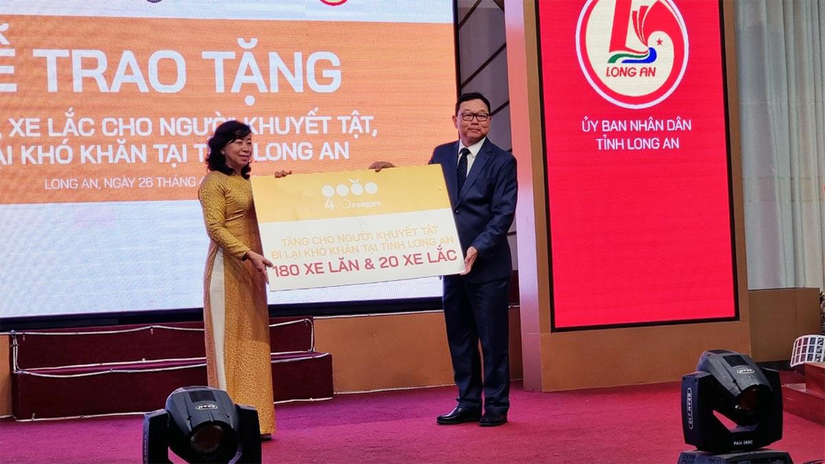 Công ty 4Orange trao tặng 200 chiếc xe lăn
