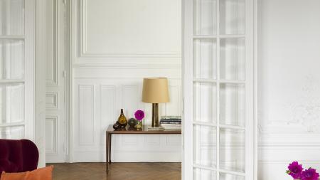 Trang trí bằng phương pháp xếp lớp các tông màu trắng để có phong cách Paris   