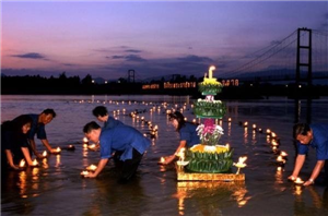           Cộng đồng người Thái để ăn mừng Loi Krathong ở TP HCM      