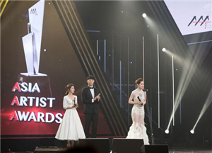           Nữ diễn viên VN Chi Pu thắng Rising Star Award tại 2016 Asia Artist Awards      