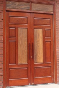 Cửa gỗ 2 cánh được làm bằng gỗ lim lào chất lượng cao