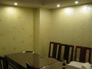 Trang trí nhà bằng họa tiết hoa văn mầu vàng sang trọng