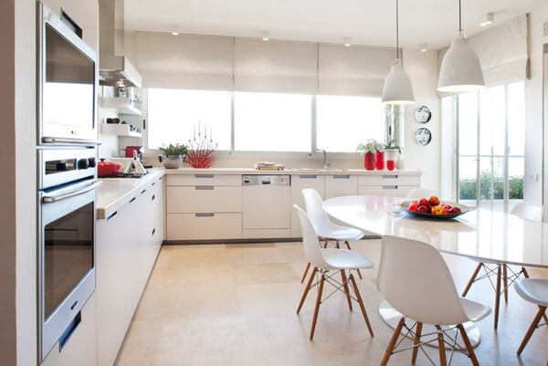 Phòng bếp với cửa kính lớn giúp lấy được tối đa ánh sáng tự nhiên, đó là gợi ý nhỏ cho nhà bếp tiên nghi. Phòng bếp với cửa kính lớn giúp lấy được tối đa ánh sáng tự nhiên, đó là gợi ý nhỏ cho nhà bếp tiên nghi.