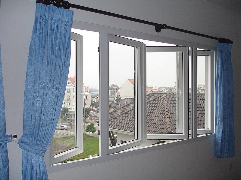 Cửa sổ kính rộng mở để nhận ánh sáng từ bên ngoài vào và thông gió