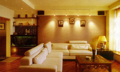 can-phong-voi-anh-den-vang-am-ap