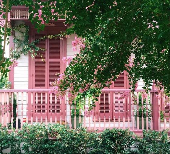 Dịch vụ sơn ngoại thất với gam màu hồng cho mặt tiền nhà Dịch vụ sơn ngoại thất với gam màu hồng cho mặt tiền nhà