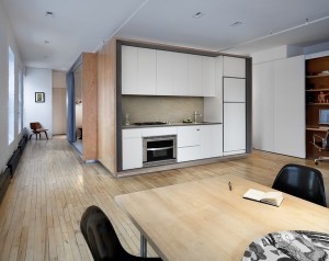 Chiếc tủ to được đặt ở vị trí trung tâm rất tiện nghi của căn hộ không tường