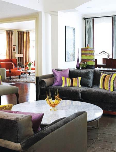 Phối màu hoàn hảo giữamàu xám trắng của ghế sofa cùng với màu bàn cẩm thạch tạo nên sự sang trọng bất ngờ