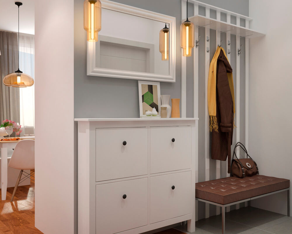 Lối dẫn vào nhà của ngôi nhà ống 40m2 tận dụng để treo đồ