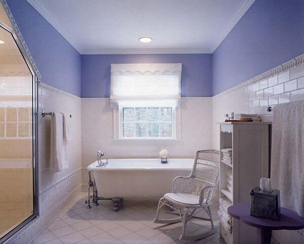 Lựa chọn màu sơn hợp cho ngôi nhà mới với tím-trắng tạo cảm giác sạch sẽ cho phòng tắm