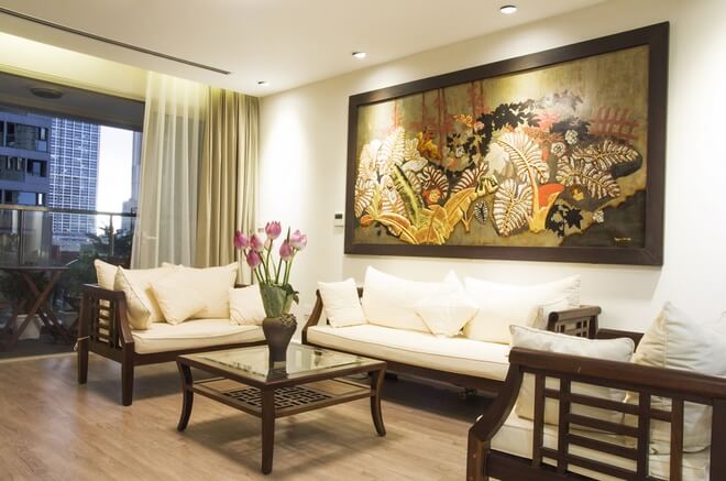 Phòng khách sau cải tạo được sử dụng nhiều đồ đạc của nhà cũ nhưng vẫn rất sang trọng, trang nhã