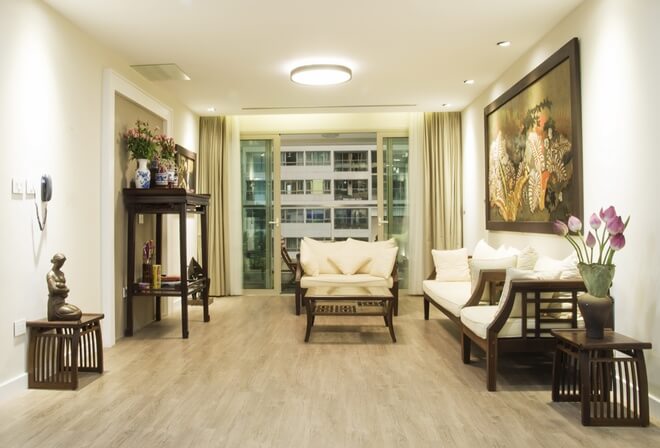 Phòng khách sau cải tạo được sử dụng nhiều đồ đạc của nhà cũ nhưng vẫn rất sang trọng, trang nhã