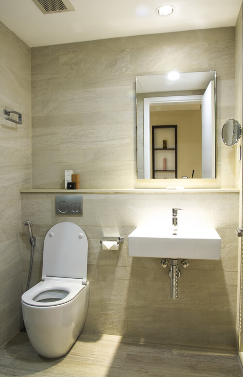 Phòng vệ sinh không có tủ kệ mà dùng thành tường làm nơi để đồ sau khi cải tạo căn hộ chung cư.