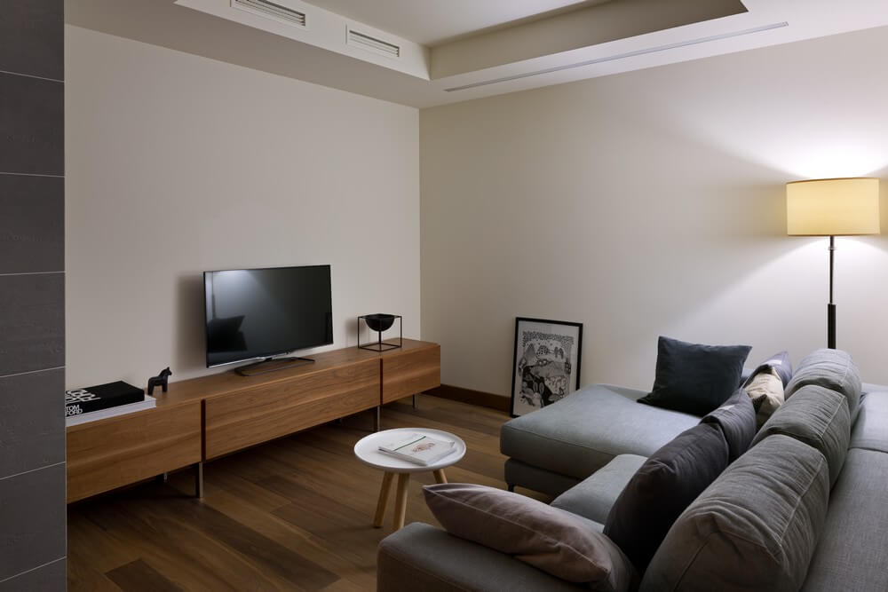 Cải tạo căn hộ, với phòng khách hiện đại, cạnh nhà bếp. Cải tạo căn hộ, với phòng khách hiện đại, cạnh nhà bếp.