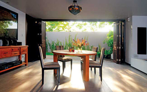 Phòng ăn trong mẫu thiết kế nhà đẹp, nhìn thẳng ra vườn, tràn ngập nắng gió. Phòng ăn trong mẫu thiết kế nhà đẹp, nhìn thẳng ra vườn, tràn ngập nắng gió.