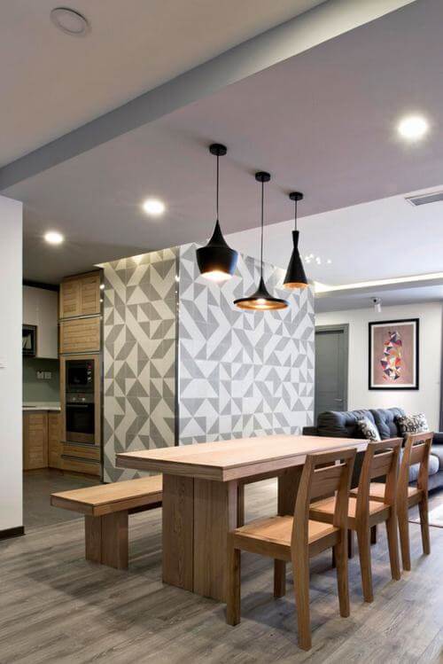 Khu bếp liên thông phòng khách, thoáng đãng sau căn hộ được cải tạo.