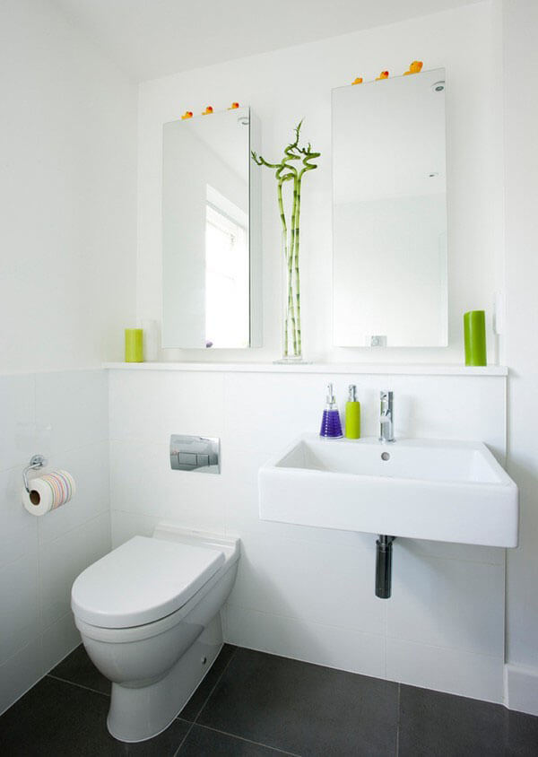 Nhà vệ sinh sử dụng gam màu trắng chủ đạo, thiết kế đơn giản và sạch sẽ sau cải tạo căn hộ chung cư nhỏ này.