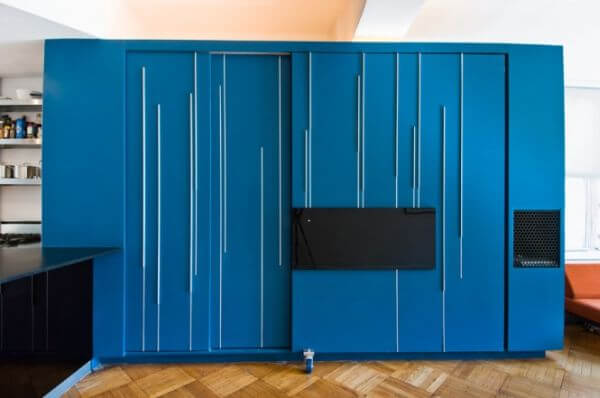Mẹo hay sửa nhà với khu bếp cũng sử dụng các tủ lưu trữ lớn để trữ đồ đạc, ấn tượng với căn hộ nhỏ, hẹp.