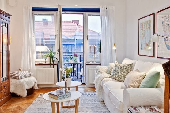 Phòng khách với gam màu trắng, tạo cảm giác ấm áp, sáng rộng trong thiết kế mẫu nhà đẹp. 