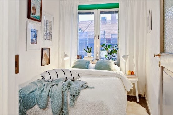 Phòng ngủ trong mẫu nhà đẹp tuy nhỏ nhưng sáng thoáng nhờ cửa sổ ở đầu giường thoáng đãng.