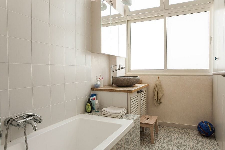 Phòng tắm hiện đại ngập tràn ánh sáng, sau sửa chữa cải tạo căn hộ.