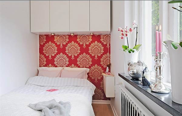 Mẫu cải tạo căn hộ với không gian bếp và phòng ngủ bố trí về hai phía chiều rộng của căn phòng