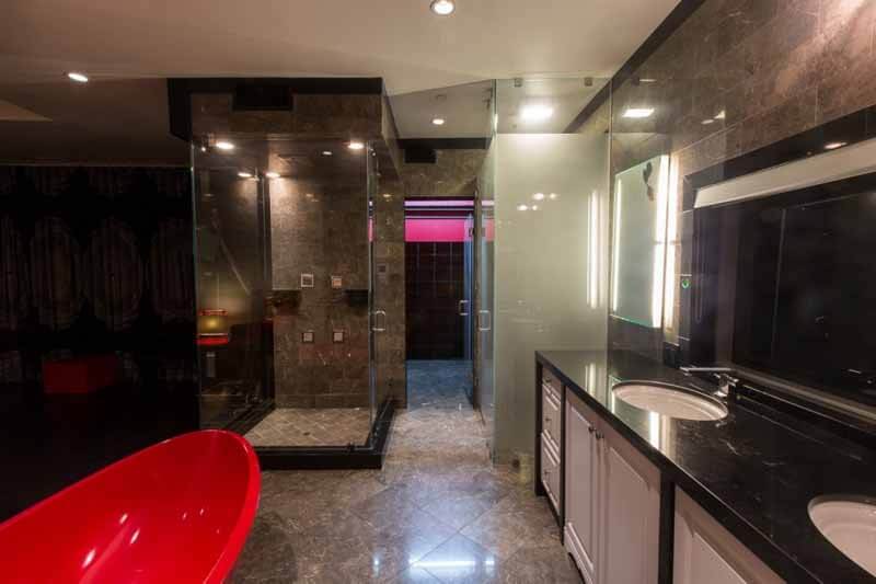 Cặp màu đỏ-đen thống trị trong phòng tắm với tâm điểm là chiếc bồn tắm màu đỏ, đầy cá tính trong mẫu thiết kế nhà, lung linh sắc màu. Cặp màu đỏ-đen thống trị trong phòng tắm với tâm điểm là chiếc bồn tắm màu đỏ, đầy cá tính trong mẫu thiết kế nhà.
