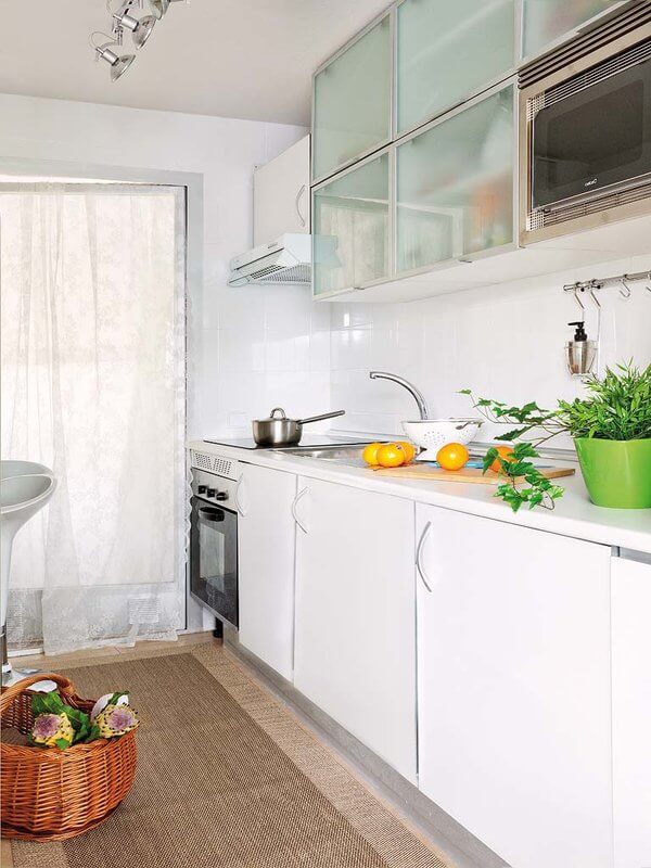 Phòng bếp được lựa chọn màu trắng nhằm tăng thêm ánh sáng và độ rộng thoáng, sạch sẽ cho không gian, sau khi cải tạo căn hộ.