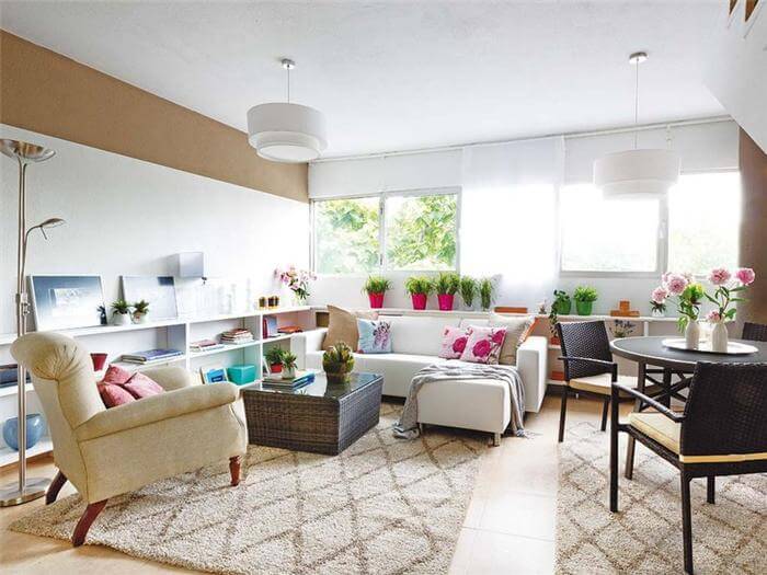 Cải tạo căn hộ với sơn trắng, phòng khách không chỉ có ưu thế về diện tích, căn hộ còn khá thoáng và sáng với hệ thống cửa sổ lắp kính giúp ánh sáng tự nhiên luôn tràn ngập căn phòng