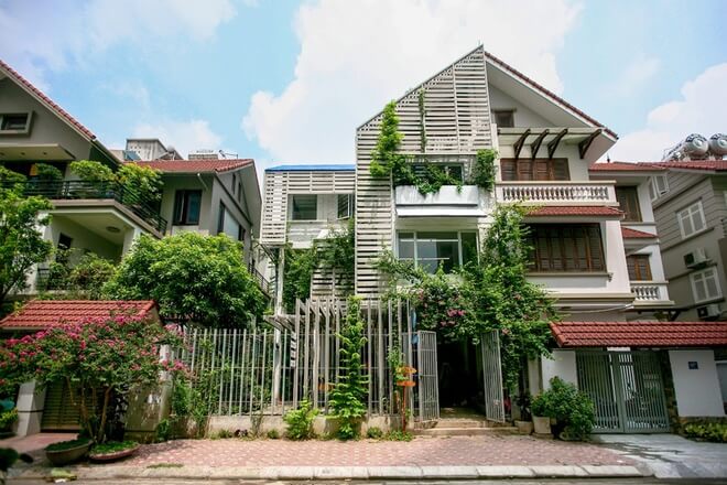 Mặt tiền ngôi nhà sửa chữa cải tạo thành một văn phòng thiết kế, nơi thể hiện tính nghệ thuật. ngôi nhà là một không gian sáng tạo, ấn tượng. 