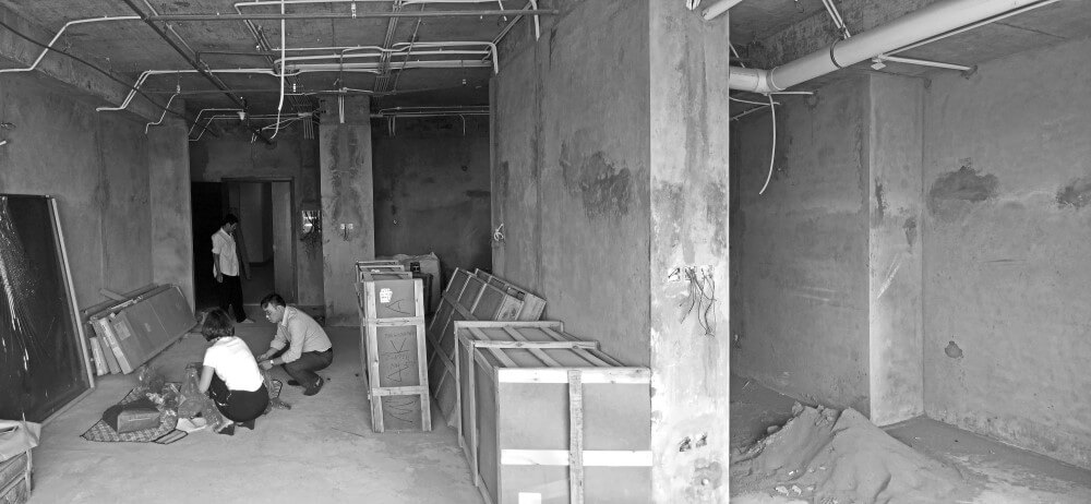 Hiện trạng trước sửa chữa nhà với cột lớn và vách tường ngăn giữa phòng khách và bếp