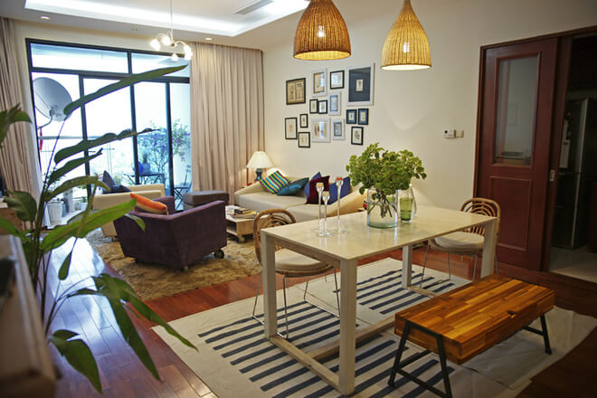 Cải tạo căn hộ với không gian phòng khách, tối giản, mộc mạc, tận dụng tối đa đồ nội thất cũ, giảm chi phí.
