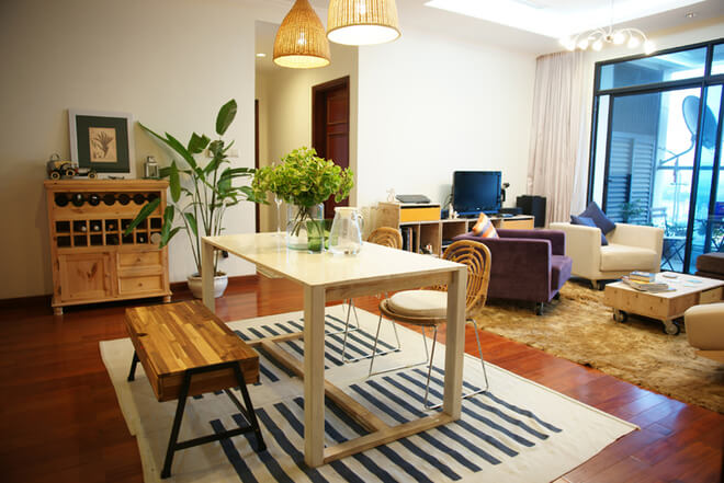 Cải tạo căn hộ với không gian phòng khách, tối giản, mộc mạc, tận dụng tối đa đồ nội thất cũ, giảm chi phí.