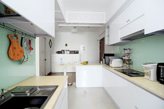 Khu vực bếp gọn gàng và ngăn nắp trong thiết kế căn hộ này.