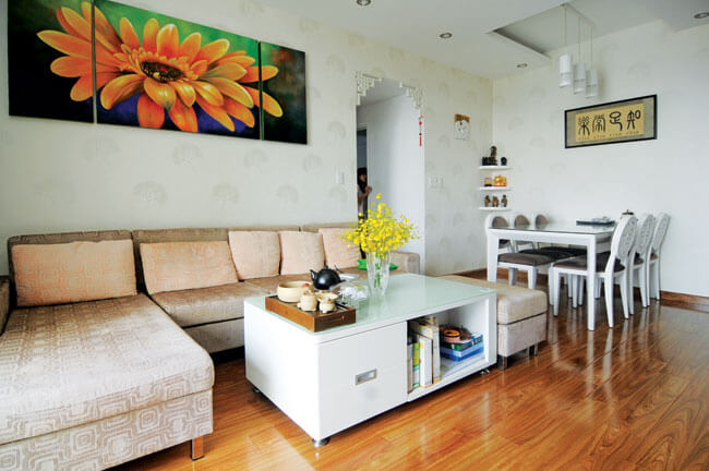 Căn hộ thiết kế phòng khách và bàn ăn sử dụng chung không gian, căn phòng trở nên rộng rãi, thoáng đãng hơn.