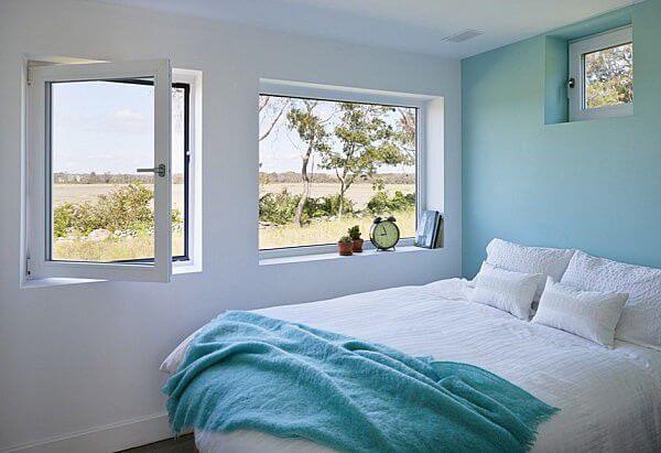 Sơn phòng ngủ với điểm nhấn là bức tường màu xanh nước biển, căn phòng ngủ này trở nên thật yên bình và nhẹ nhàng