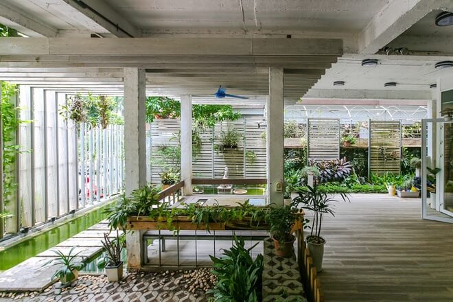Những bức tường ngăn được phá bỏ để tạo cảm giác thoáng rộng, đưa thiên nhiên vào nhà. Nhờ đó, mọi người có sự kết nối với nhau, với khí trời, thiên nhiên, sau sửa chữa cải tạo nhà 3 tầng bỏ hoang.