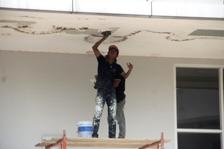 Sửa chữa nhà phố cũ kỹ thấm dột
