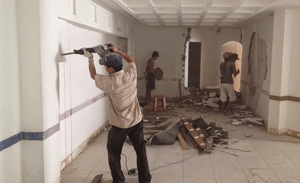 Sửa chữa nhà phố cũ kỹ thấm dột. Sửa chữa nhà phố cũ kỹ thấm dột.